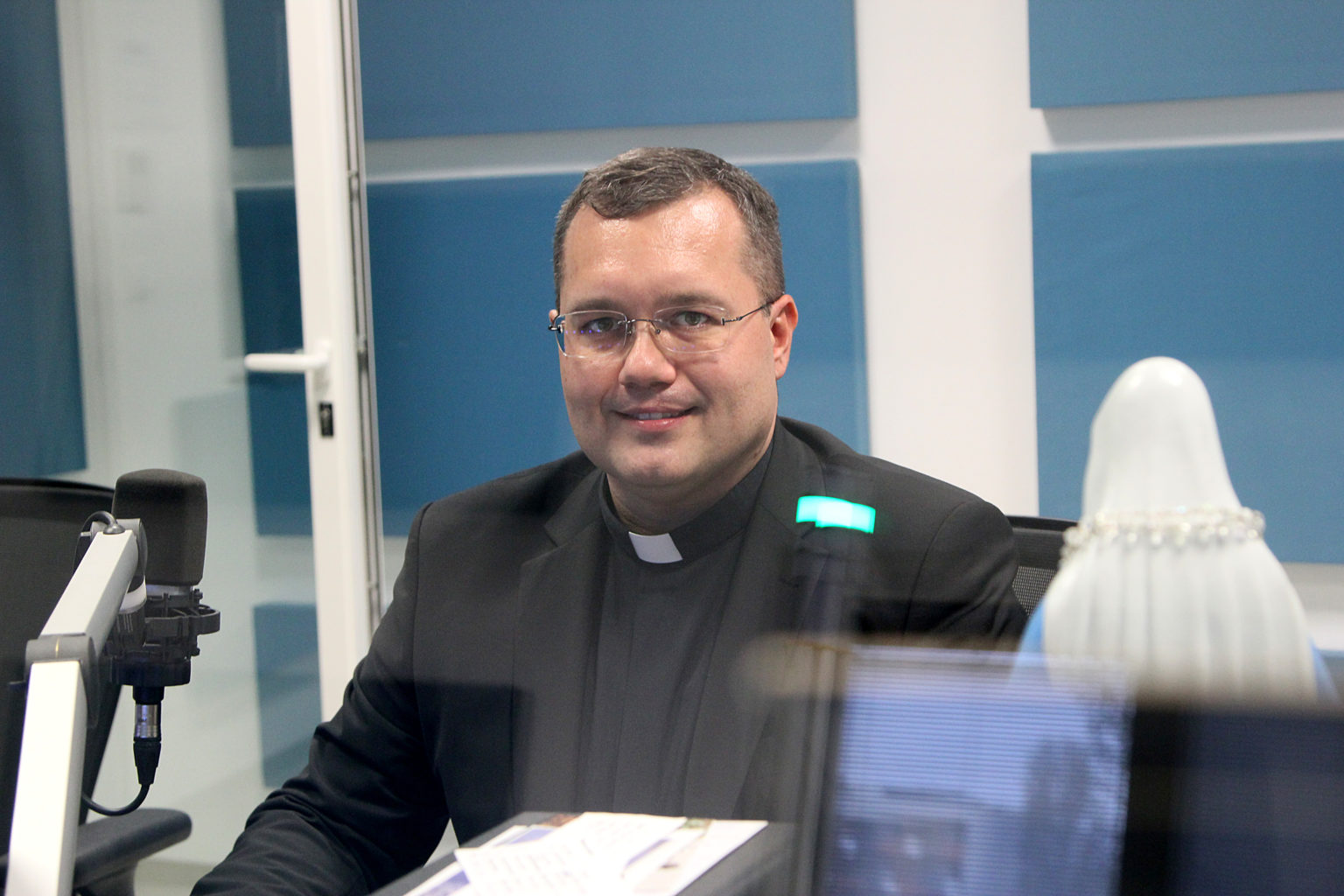 Kňaz a vedúci redaktor slovenskej redakcie Vatikánskeho rozhlasu Martin Jarábek. Foto: Matúš Zajac