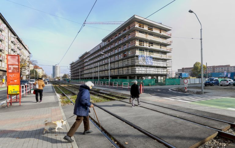 NBS: Bývanie sa stáva nedostupnejšie, pokles cien nevyváži rast úrokov