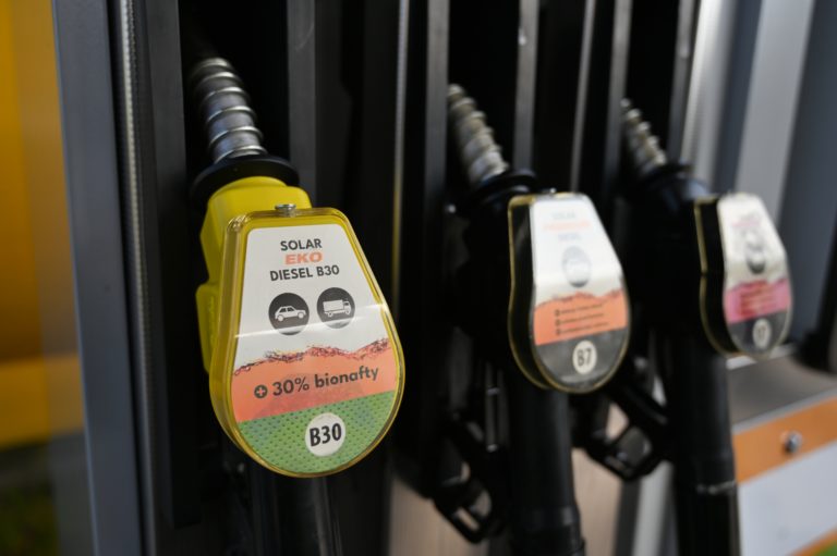 Ceny palív opäť klesli, benzín 95 a diesel sú najlacnejšie za šesť mesiacov