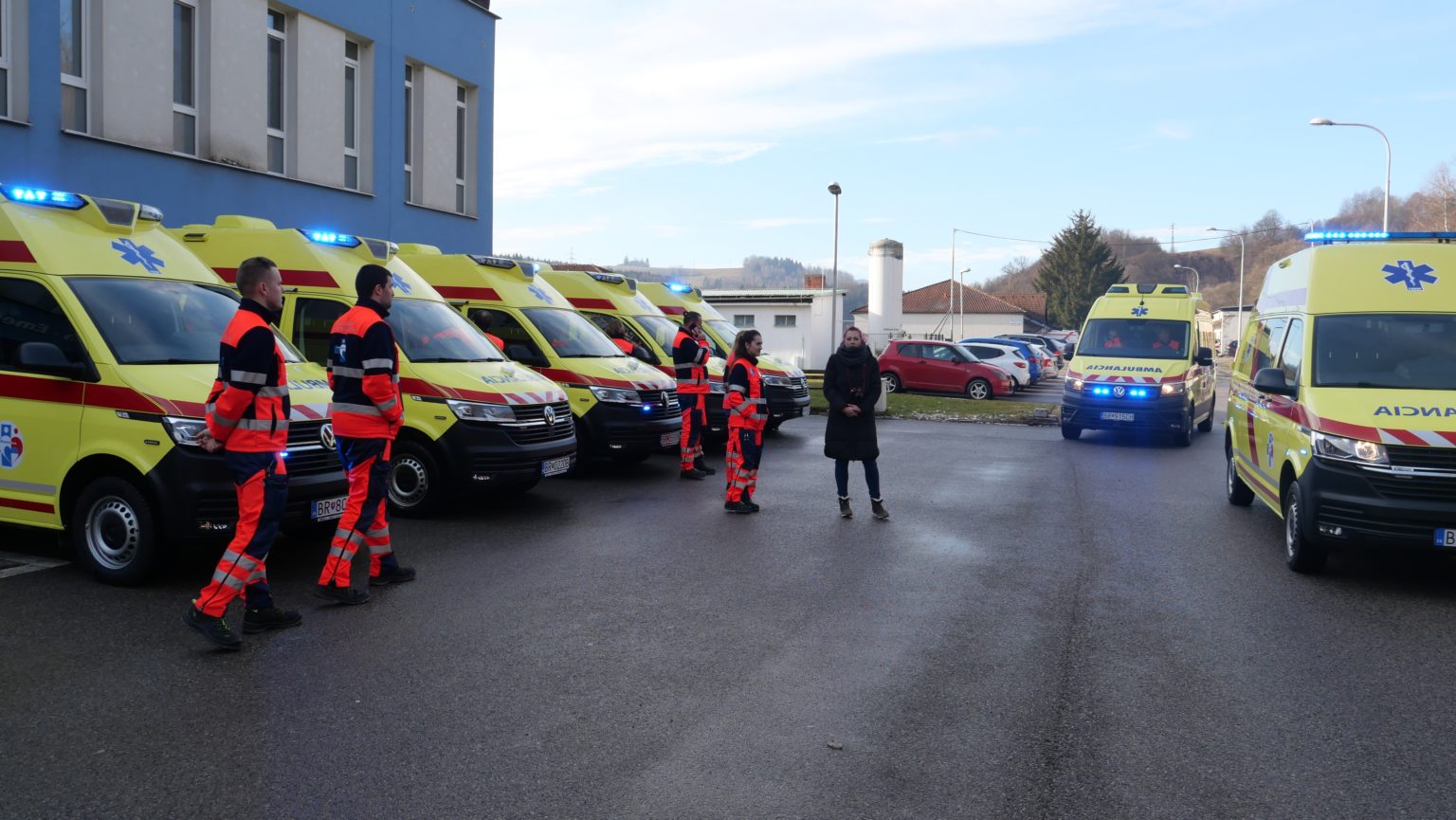 Nová flotila sanitiek v breznianskej nemocnici vo štvrtok 12. januára 2023. Foto: Lukáš Mužla/TASR