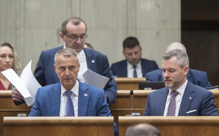 Poslanci negovali, že sa kompenzácia za migy týka zľavy na F-16-kach