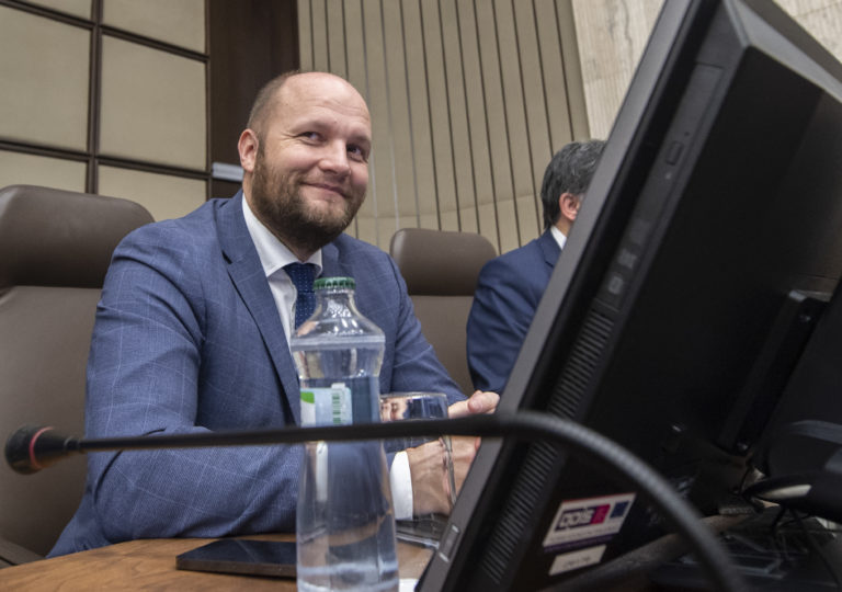 Naď: Poľsko súhlasí, aby sme stíhačky na Ukrajinu poslali spoločne. Na politikárčenie nie je čas