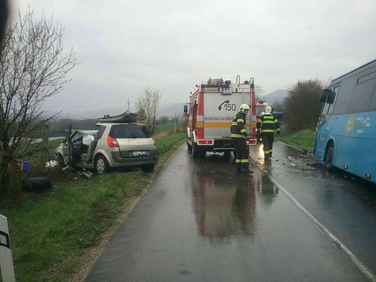 Vážna dopravná nehoda! Autobus sa zrazil s osobným autom