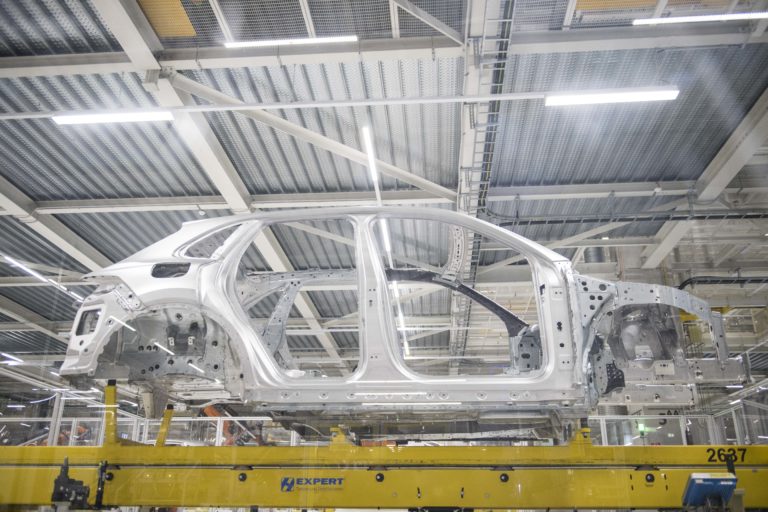  Na snímke pohľad na výrobu Porsche Cayenne v bratislavskom závode Volkswagen Slovakia. Foto: Marko Erd/TASR