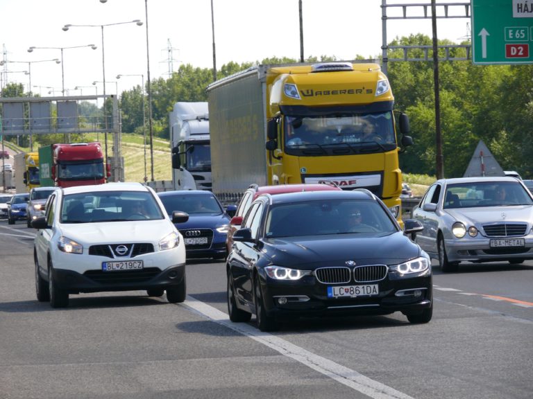 Hlučnosť v okolí Mlynskej doliny znepríjemňuje ľuďom život. Zodpovedné orgány to ale neriešia