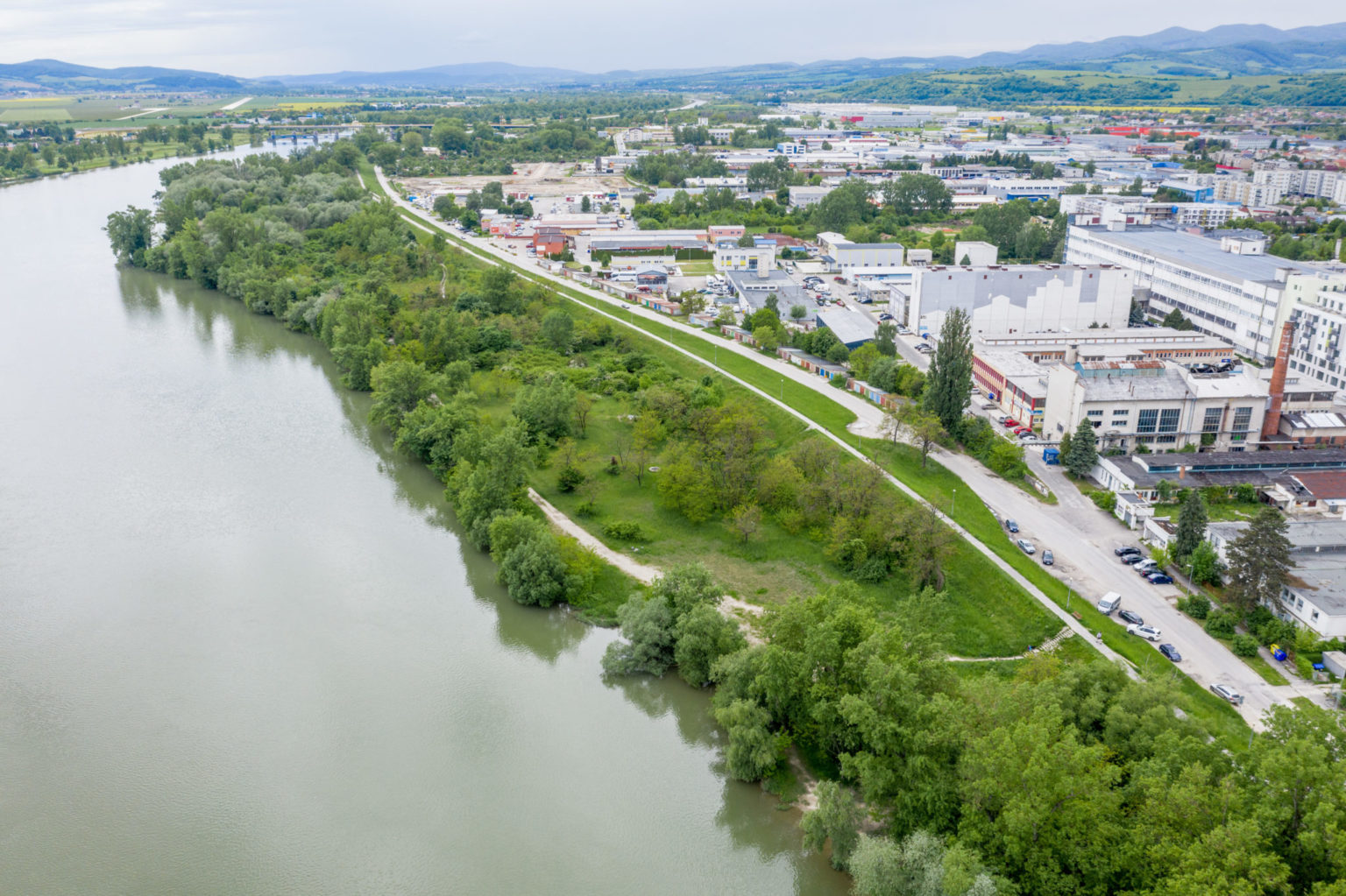 Pomôžte vyčistiť brehy Váhu od naplaveného odpadu. Foto: Mesto Trenčín
