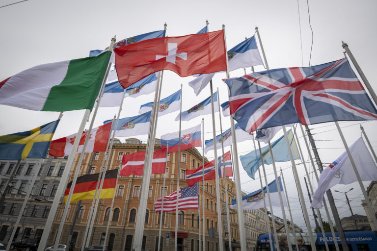 Na snímke vlajky zúčastnených krajín na 84. majstrovstvách sveta v ľadovom hokeji v lotyšskej Rige okrem vlajky IIHF a Bieloruskej vlajky 25. mája 2021. Foto: Jaroslav Novák/TASR