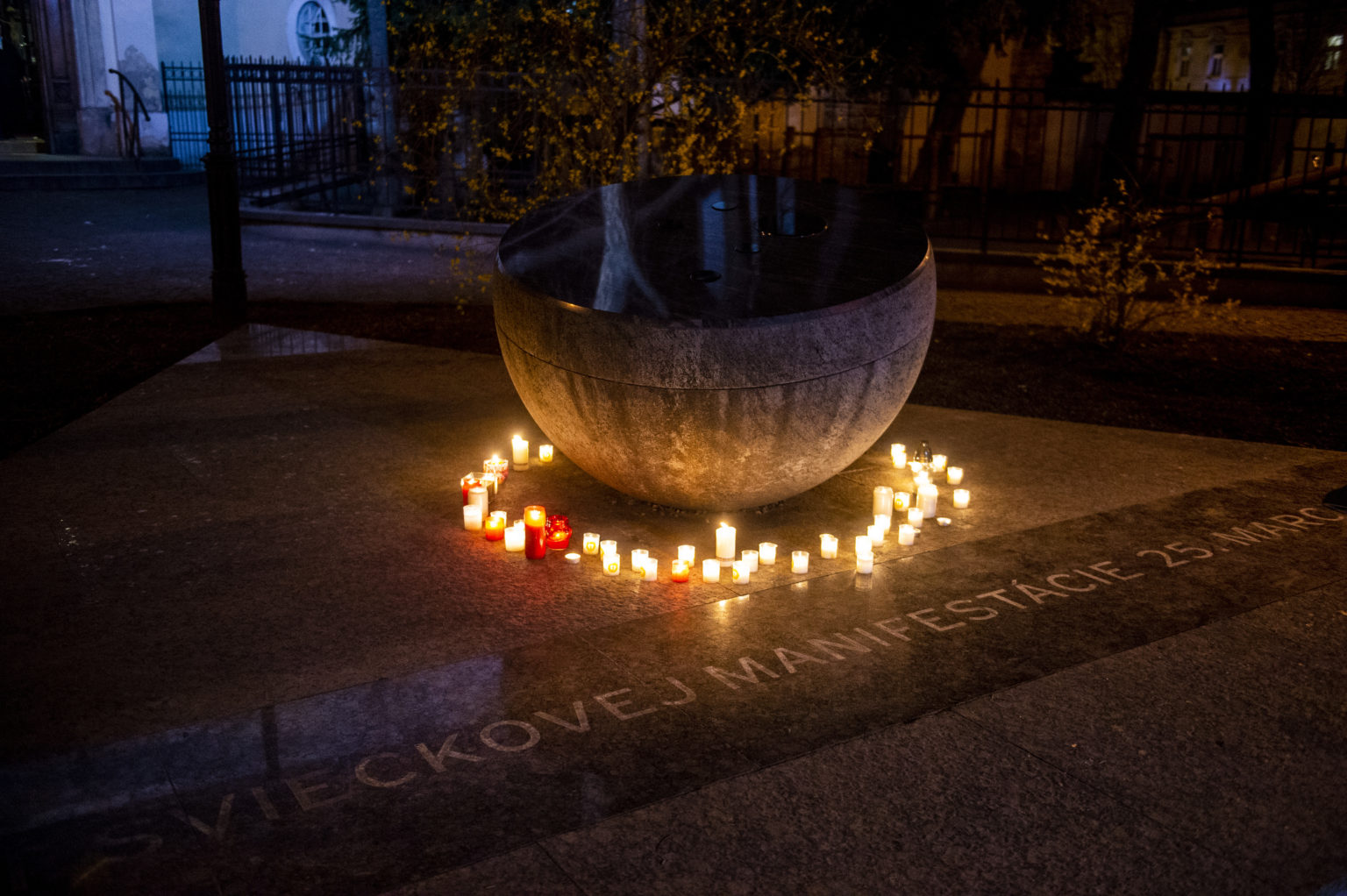 Na snímke pamätník Sviečkovej manifestácie počas pietnej spomienky v Bratislave 24. marca 2022. Foto: Jakub Kotian/TASR