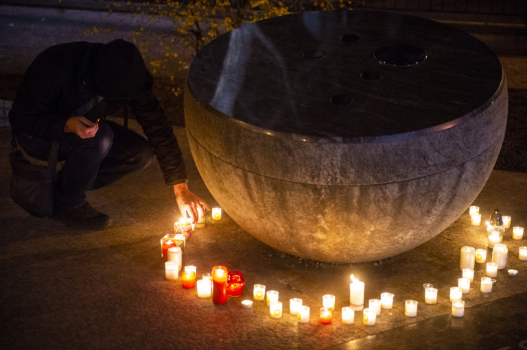 Na snímke pamätník Sviečkovej manifestácie počas pietnej spomienky v Bratislave 24. marca 2022. Foto: TASR/ Jakub Kotian
