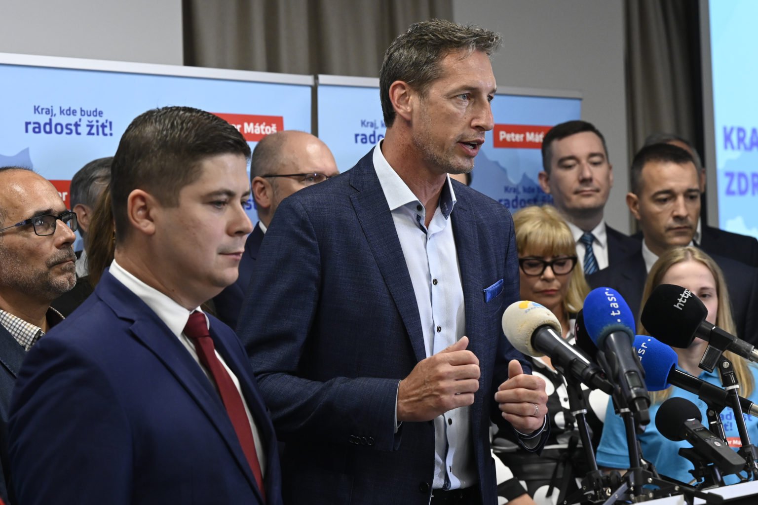 V strede predseda KDH Milan Majerský. FOTO TASR - Radovan Stoklasa