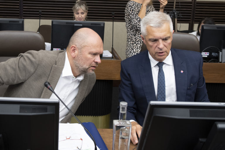 SaS vyzvala Hegera, aby Slovensko odmietlo zákaz spaľovacích motorov. Lídrom liberálov by sa mohol stať Korčok