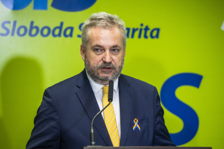 Rozdelenie predsedov výborov nerešpektuje princíp pomerného zastúpenia, tvrdí Dostál