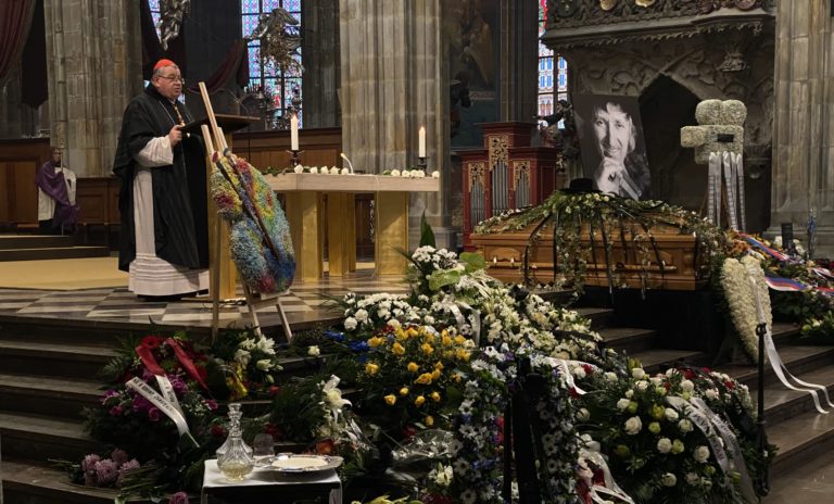 Klaus na pohrebe Jakubiska: Vnímali sme jeho neduhy, ale nahovárali sme si, že je nesmrteľný ako jeho film