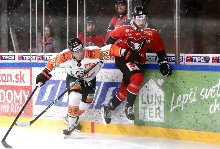 Na snímke zľava Samuel Fejes (Košice) a Alex Tamáši (Banská Bystrica) v zápase 44. kola Tipos extraligy. Foto: Ján Krošlák/TASR