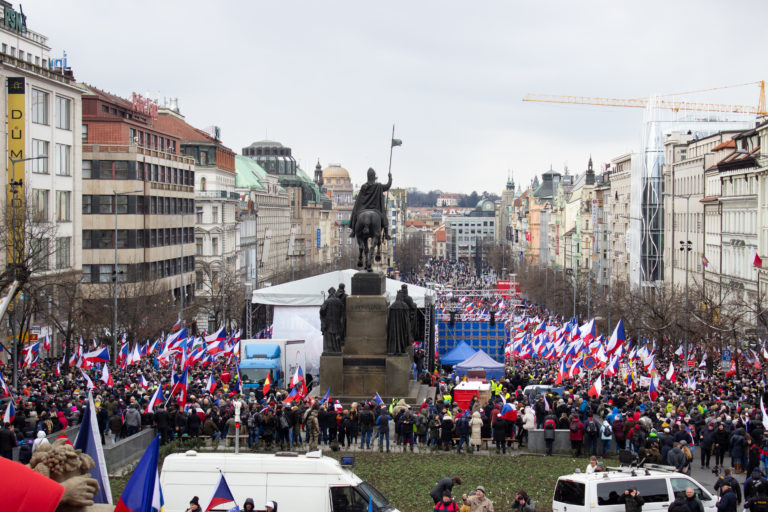 Demonštranti na proteste s názvom Česko proti biede na Václavskom námestí v Prahe. Praha, 11. marca 2023. Foto: Barbora Vizváryová/TASR