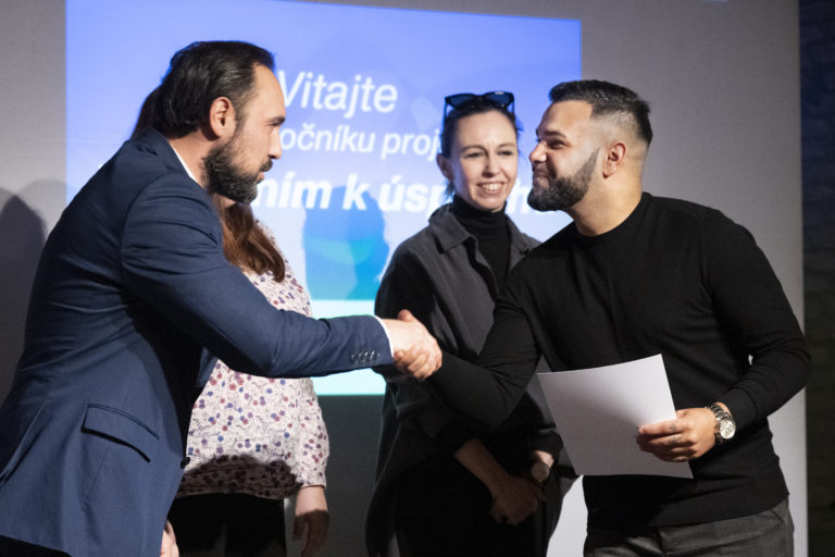 Úsmev ako dar podporil 80 študentov zo sociálne znevýhodneného prostredia