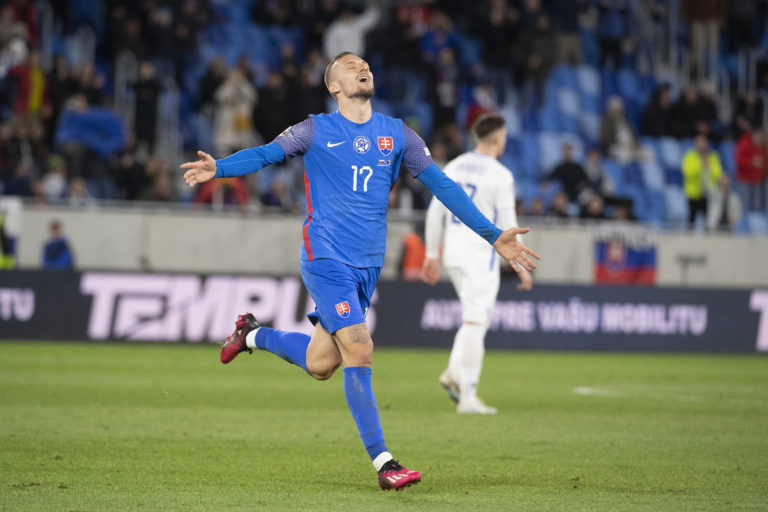 Lukáš Haraslín sa raduje po strelení druhého gólu počas kvalifikačného stretnutia o postup na EURO 024 J-skupiny Slovensko - Bosna a Hercegovina v Bratislave. Foto: Pavel Neubauer/TASR
