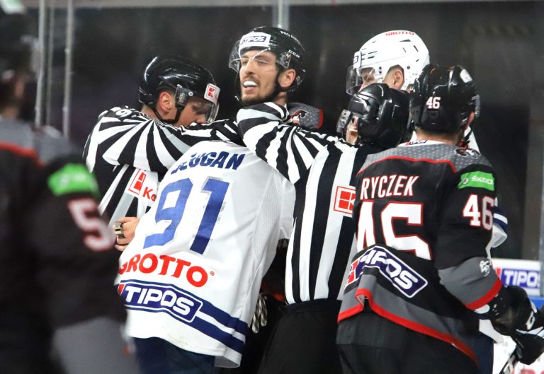 Na snímke bitka pred bránou Spišskej Novej Vsi  počas rozhodujúceho siedmeho zápasu štvrťfinále play off Tipos extraligy. Foto: Ján Krošlák/TASR