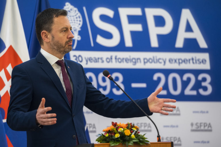 Experti: Zotrvávanie vlády podkopáva základy politického systému. Situácia je viac než chaotická