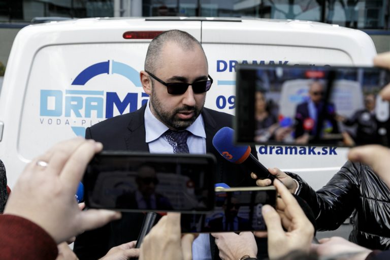 Advokáta Adama Puškára, obvineného z vraždy Daniela Tupého, eskortovali na súd v Bratislave