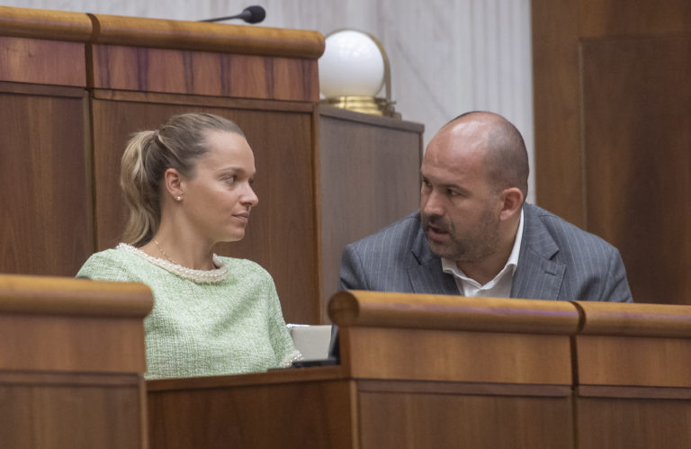 Romana Tabák sa rozhodla vystúpiť z klubu Sme rodina. Nepáči sa jej spôsob darovania migov Ukrajine