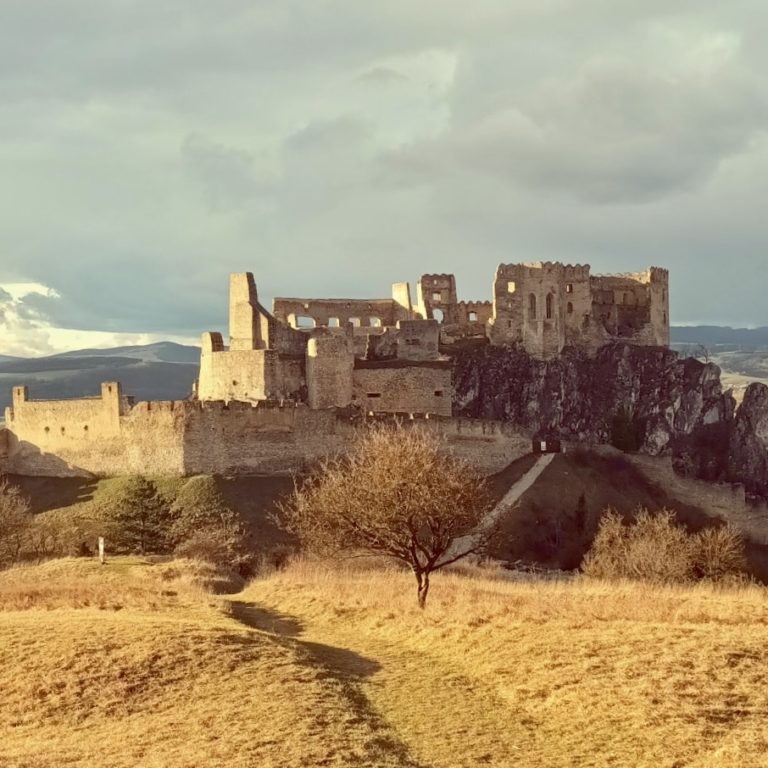 Chcete sa podieľať na dobrej veci? Pomôžte opravovať hrad Beckov