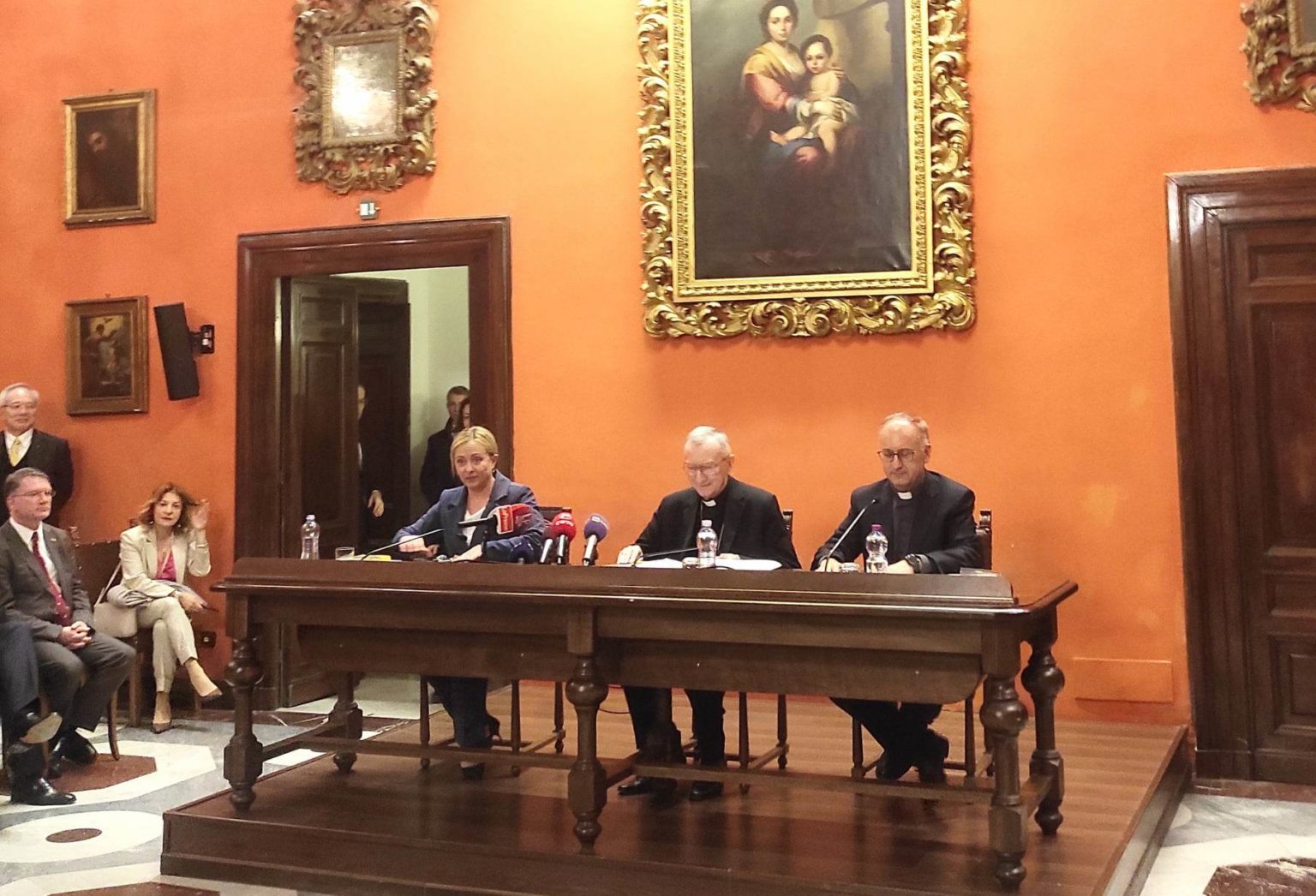 Giorgia Meloniová a kardinál Parolin v strede. Foto: Bohumil Petrík