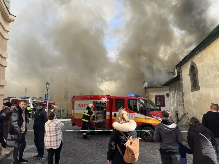 Politici vyjadrili ľútosť nad požiarom v Banskej Štiavnici, ocenili pomáhajúcich