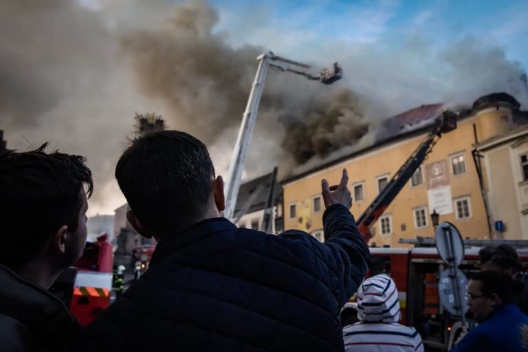 Premiér Heger pre požiar v Banskej Štiavnici zvolá mimoriadne zasadnutie vlády