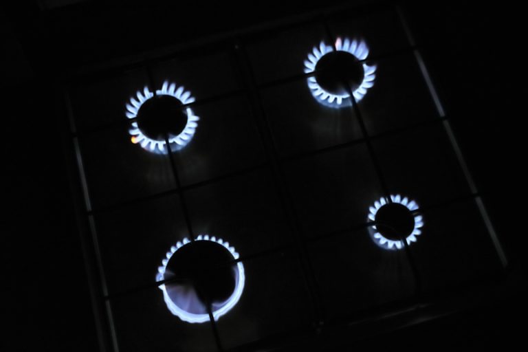 Pri porušení povinností by dodávatelia energií mohli prísť o licenciu, navrhujú Matovič s Kremským