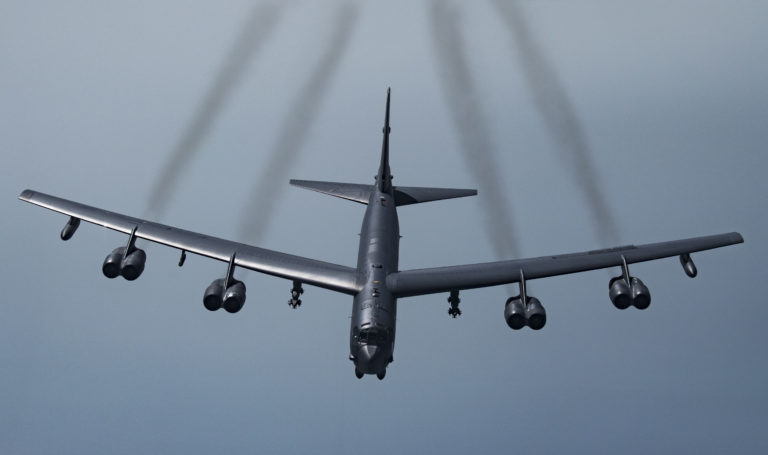 Americký bombardér pri Petrohrade a incident s dronom nad Čiernym morom: zlé a dobré správy