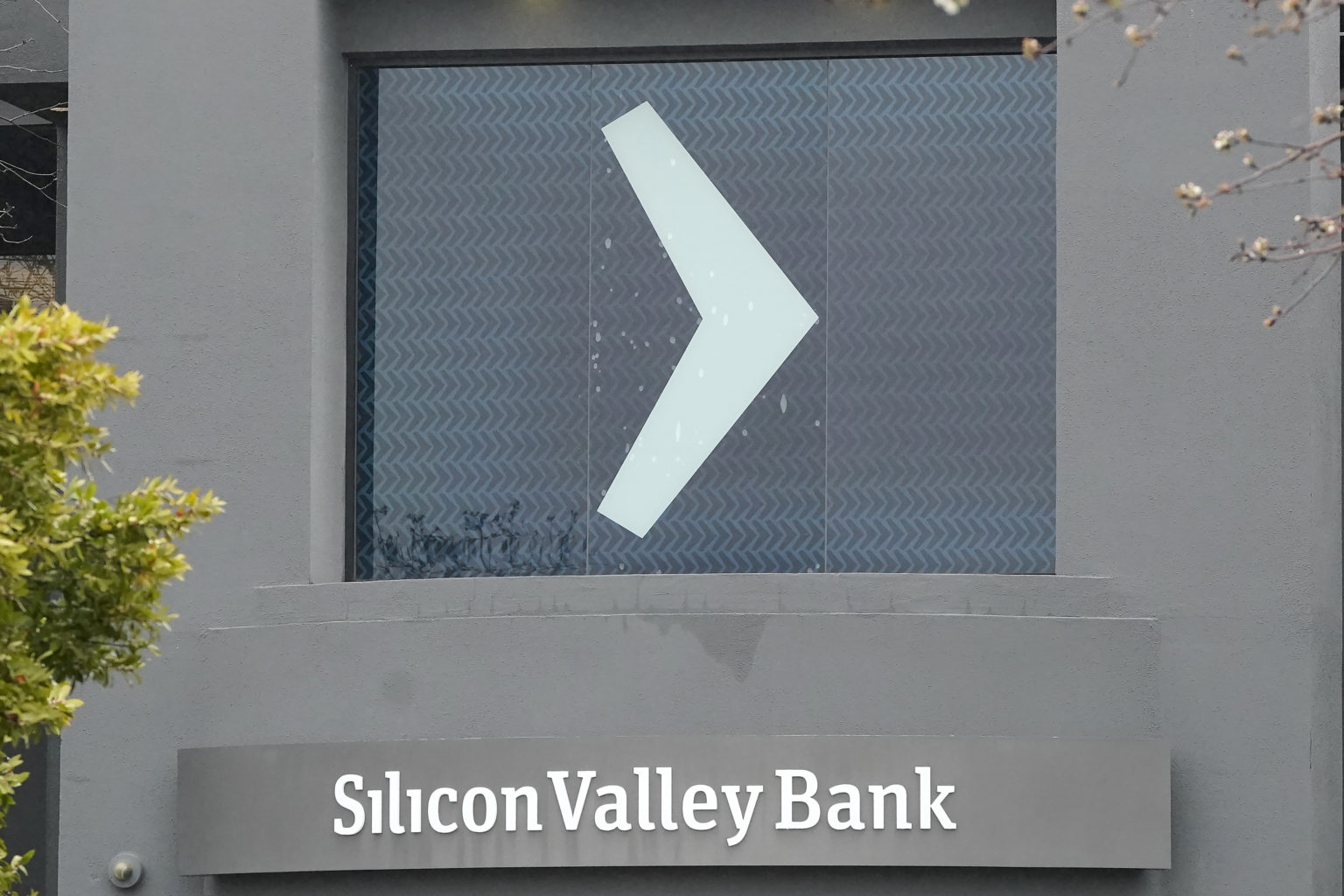 Na snímke nápis banky Silicon Valley Bank 10. marca 2023 v Santa Clare.  Americké úrady v piatok zatvorili Silicon Valley Bank (SVB), aby ochránili vkladateľov. V pondelok (13. 3.) sa jej pobočky znovu otvoria, ale pod kontrolou federálneho úradu na ochranu vkladov (FDIC). Foto: TASR/AP