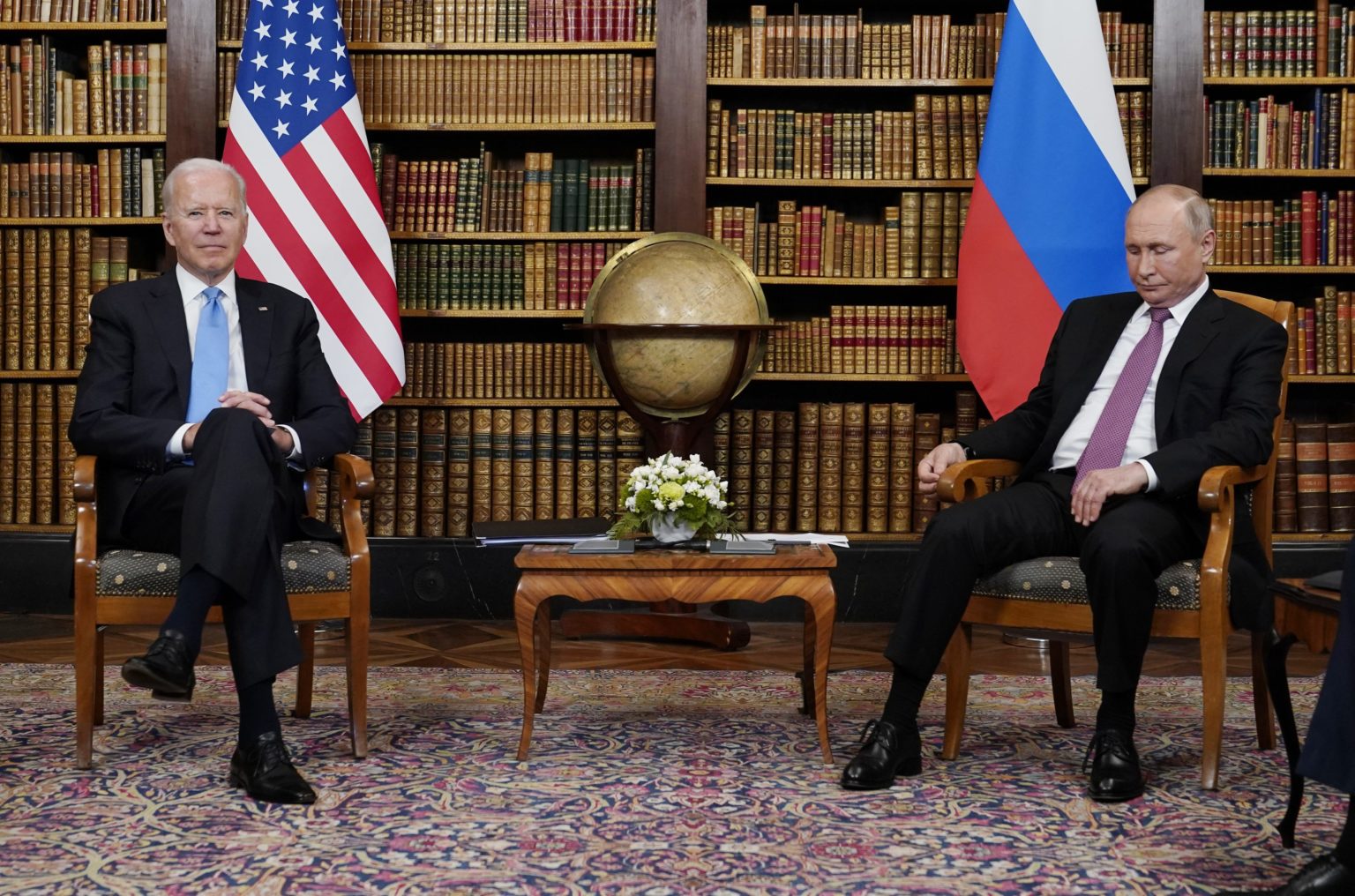 Na snímke z roku 2021 americký prezident Joe Biden (vľavo) a ruský prezident Vladimir Putin. Foto: TASR/AP