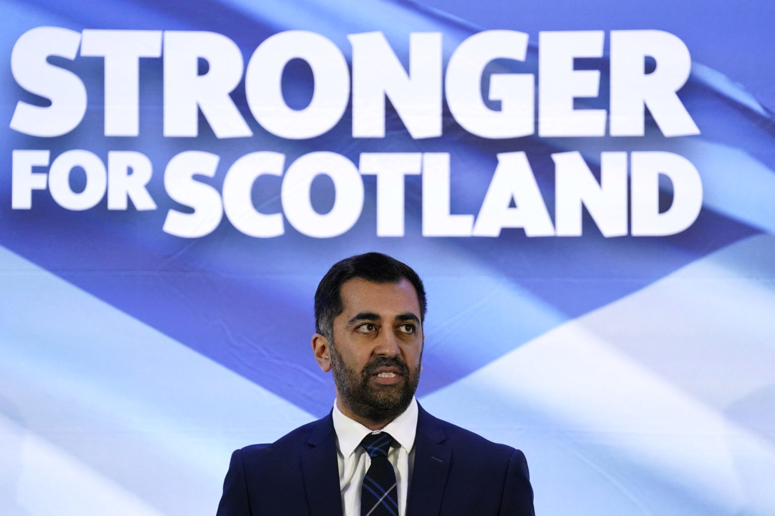 Na snímke nový líder Škótskej národnej strany (SNP), ktorým sa stal minister zdravotníctva Humza Yousaf, vystupuje s prejavom po svojom zvolení v Edinburghu v pondelok 27. marca 2023. Foto: TASR/AP