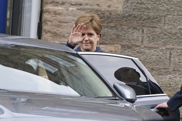 Škótska premiérka Nicola Sturgeonová máva po oznámení, že odstupuje z funkcie v Edinburghu v stredu 15. februára 2023. Foto: TASR/AP