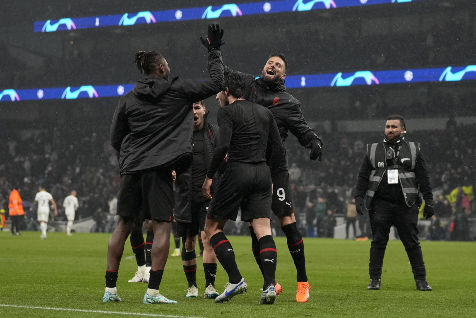 Olivier Giroud (v strede vpravo) oslavuje so spoluhráčmi postup do štvrťfinále Ligy Majstrov. Foto: TASR/AP
