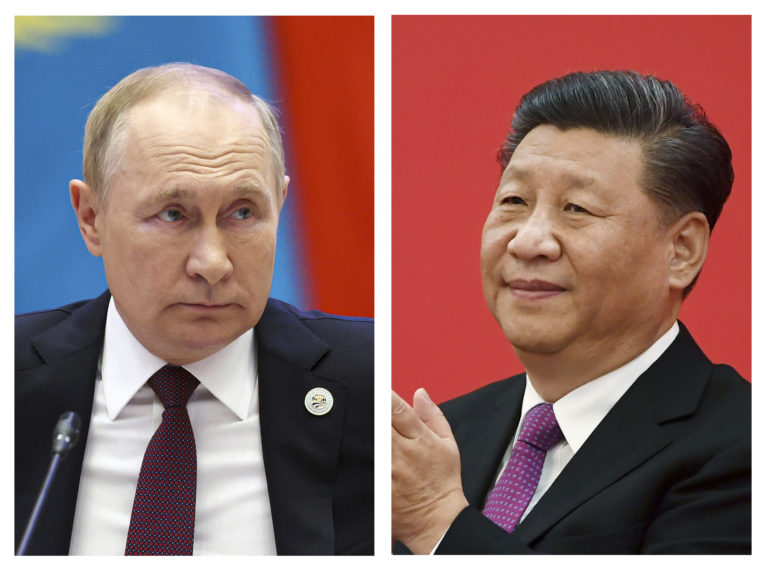 Na kombosnímke ruský prezident Vladimir Putin (vľavo) a čínsky prezident Si Ťin-pching. Foto: TASR/AP