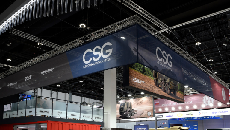 Logo Czechoslovak Group a MSM Group na 30. ročníku výstavy obranných technológií v Abú Dabí vo februári 2023, ilustračný obrázok. Foto: Twitter