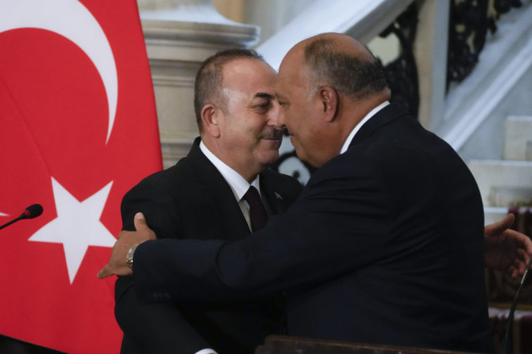 Turecký minister zahraničných vecí Čavušoglu prekvapivo pricestoval do Egypta