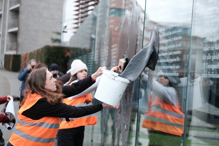 Klimatickí aktivisti v Berlíne potreli ropou pamätník pred parlamentom