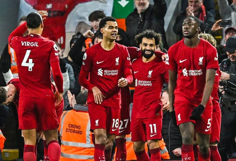 Hráči Liverpoolu sa na archívnej snímke tešia zo streleného gólu. Foto: brfootball/twitter