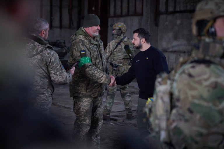 Volodymyr Zelenskyj počas návštevy Bachmutu. Foto: Martin/twitter