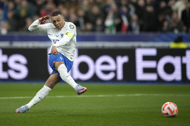 Kylian Mbappé strieľa gól v zápase B-skupiny kvalifikácie o postup na ME 2024 vo futbale Francúzsko - Holandsko v Paríži 24. marca 2023. Foto: TASR/AP