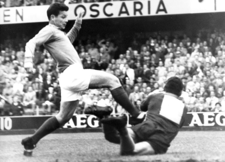 Francúz Just Fontaine (vľavo) v semifinálovom zápase s Brazíliou v Štokholme 24. júna 1958. Foto: TASR/AP