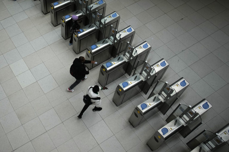 Cestujúci nastupujú do metra na stanici Gare du Nord v stredu 8. marca 2023 v Paríži. Francúzski vodiči vlakov a metra, pracovníci rafinérií, smetiari a ďalší štrajkujú proti plánu prezidenta Emmanuela Macrona zvýšiť vek odchodu do dôchodku na 64 rokov. Foto: TASR/AP