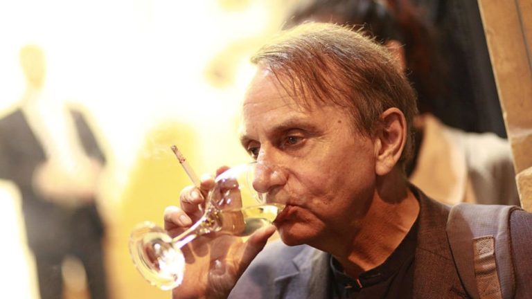Spisovateľ Houellebecq si zahral v pornofilme. Jeho vydaniu už nezabráni