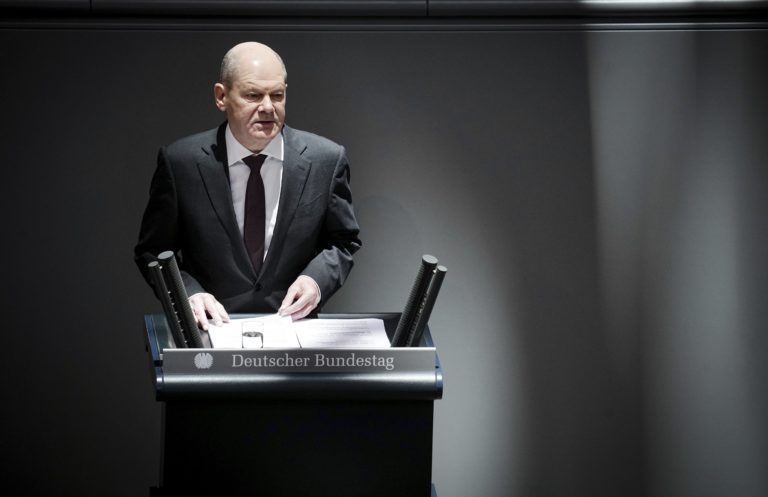 Nemecko chce posilniť boj proti nelegálnej migrácii a pristúpiť k deportáciam, vyhlásil Scholz