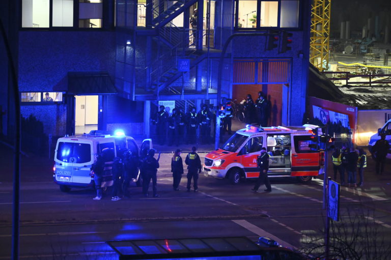 Na snímke ozbrojení policajti neďaleko miesta streľby 9. marca 2023 v Hamburgu. Foto: TASR/AP