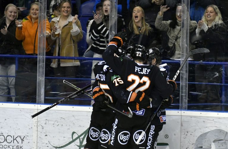 Hokejisti Košíc sa tešia po strelení gólu. Foto: Roman Hanc/TASR