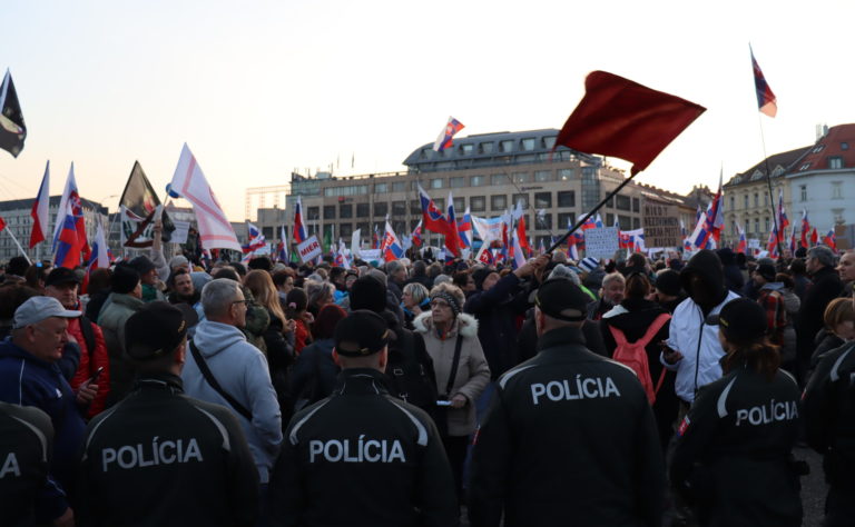 Na Pochod za mier do Bratislavy prišli tisíce ľudí. Protestovalo sa skôr proti NATO ako proti Rusku